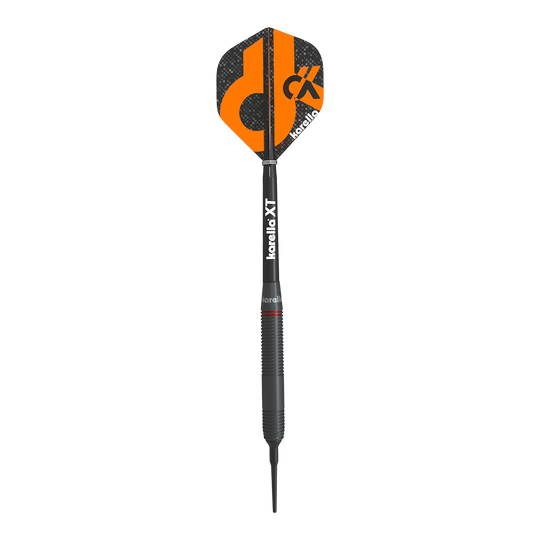Karella Daniel Klose fléchettes souples Das Bild zeigt einen Softdart der Marke Karella, Modell Daniel Klose. Der Dartpfeil hat eine schwarze Spitze und ein schwarzes Flight mit orangefarbenem Design und dem Karella-Logo.