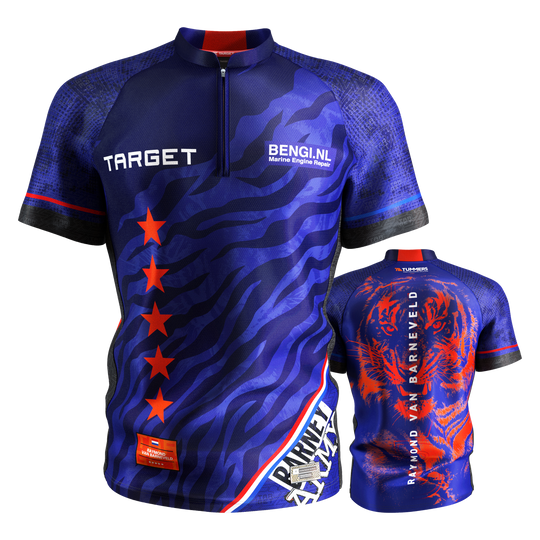 Chemise de fléchettes Target Coolplay Raymond Van Barneveld 2025 Das Bild zeigt das Target Coolplay Raymond Van Barneveld 2025 Dartshirt in Blau mit roten Akzenten und einem auffälligen Tiger-Design auf der Rückseite. Auf der Vorderseite sind fünf rote Sterne und Sponsorenlogos zu sehen.