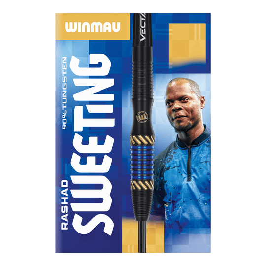 Fléchettes en acier Winmau Rashad Sweeting - 24 g Das Bild zeigt die Verpackung der "Winmau Rashad Sweeting Steeldarts - 24g". In der Mitte ist ein Dartpfeil abgebildet, daneben ist eine Person in einem blauen Outfit zu sehen.