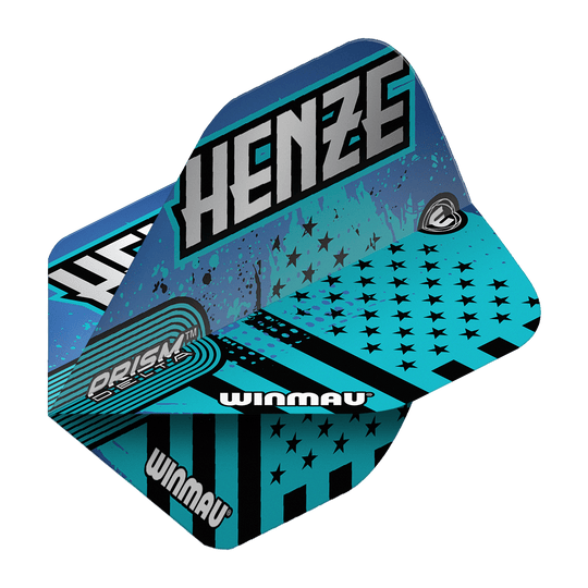 Das Bild zeigt die Winmau Prism Delta Rick Henze Standard Flights in einem auffälligen blauen Design mit schwarzen Sternen und Streifen. Auf den Flights steht der Name "Henze" und das Winmau-Logo ist deutlich sichtbar.