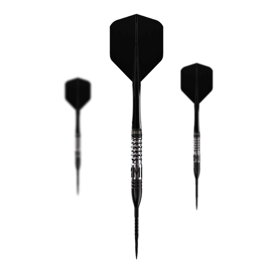 Fléchettes en acier Caliburn Player MAK Das Bild zeigt drei Steeldarts des Produkts „Caliburn Player MAK Steeldarts - 23,5g“. Die Darts sind schwarz und haben ein geriffeltes Griffstück für besseren Halt.