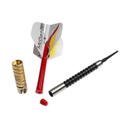 McDart Shaftrestentferner Das Bild zeigt den McDart Shaftrestentferner zusammen mit einem zerlegten Dartpfeil. Die Einzelteile liegen übersichtlich nebeneinander auf weißem Hintergrund.