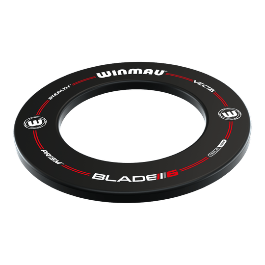Winmau Pro-Line Blade 6 Dartboard Surround Das Bild zeigt das Produkt "Winmau Pro-Line Blade 6 Dartboard Surround". Es ist ein schwarzer Dartboard-Ring mit weiß-rotem Aufdruck und dient zum Schutz der Wand um das Dartboard.
