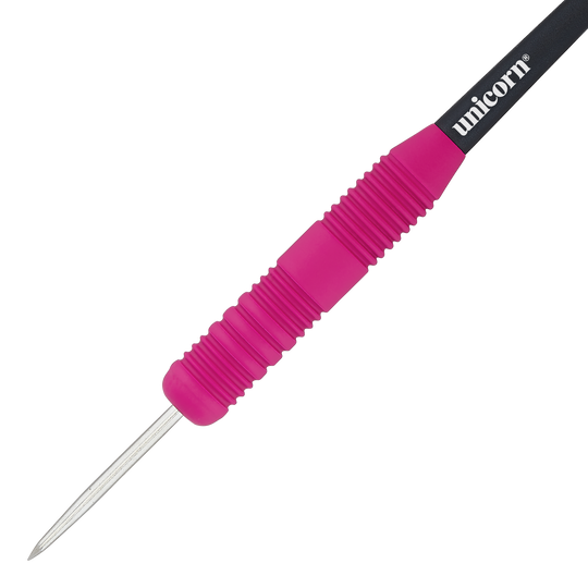 Fléchettes Unicorn Core Plus en acier rose caoutchouté Das Bild zeigt einen Unicorn Core Plus Steeldart mit einem gummierten, pinken Griff. Der Dart hat eine silberne Spitze und einen schwarzen Schaft mit dem weißen "unicorn"-Logo.