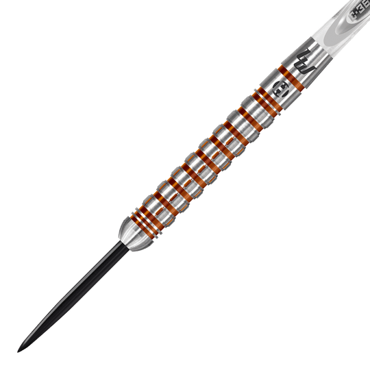 Das Bild zeigt einen Harrows Luke Woodhouse Series 2 Steeldart. Der Dartpfeil hat ein silbernes Griffstück mit orangenen Rillen und eine schwarze Spitze.