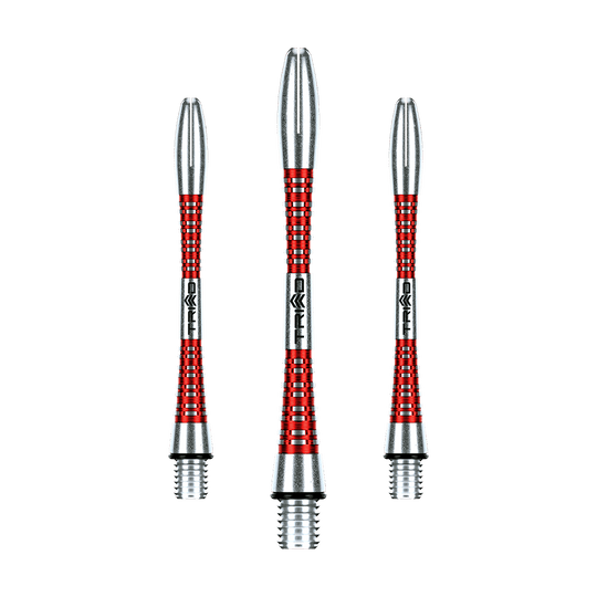 Auf dem Bild sind drei rot-silberne Aluminium-Dartschäfte zu sehen. Sie stehen nebeneinander auf grünem Hintergrund.