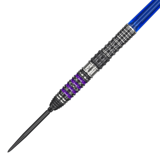 Das Bild zeigt einen Target Japan Prime Series Sirius GEN4 Swiss Point Steeldart. Der Dart hat einen silbernen und schwarzen Schaft mit lila Akzenten und einer blauen Flight.
