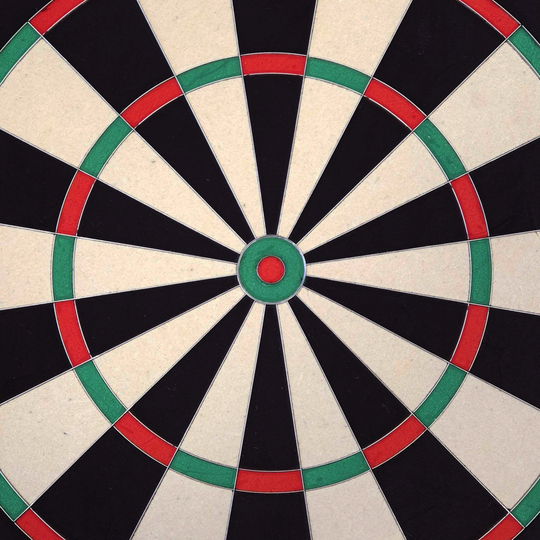 Target de fléchettes en acier Target TOR Das Bild zeigt eine Nahaufnahme des Target TOR Steeldartboards. Deutlich zu erkennen sind die farbigen Felder in Schwarz, Weiß, Rot und Grün.