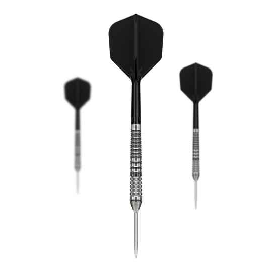 Fléchettes en acier Target Black Marque Renegade 4 Swiss Point Das Bild zeigt drei Steeldarts des Modells "Target Black Marque Renegade 4 Swiss Point". Die Darts haben schwarze Flights und silberne, gerillte Barrels.