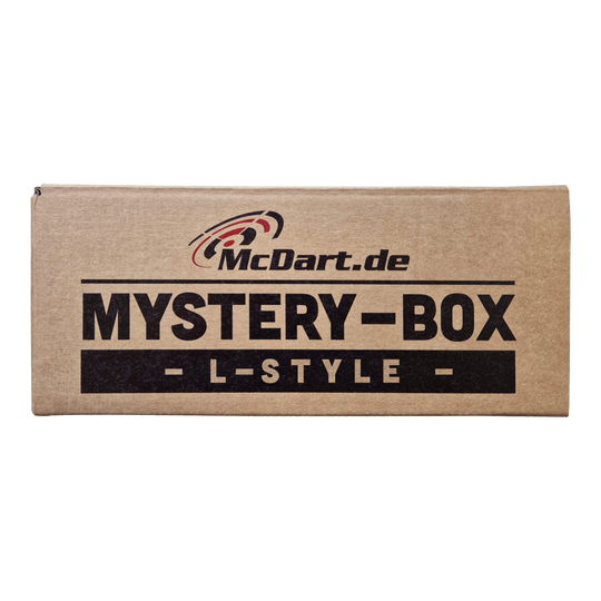 Boîte mystère McDart - Style L Auf dem Bild ist eine braune Box mit der Aufschrift "McDart.de Mystery-Box - L-Style -" zu sehen. Die Box sieht verschlossen aus und weckt Neugier auf den Inhalt.