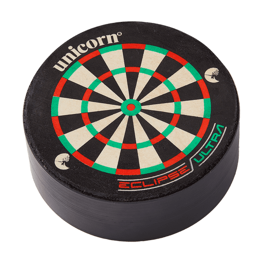 Das Bild zeigt den Unicorn Dart Station Dartständer. Er ist rund und hat eine bedruckte Oberfläche im Design einer Dartscheibe.