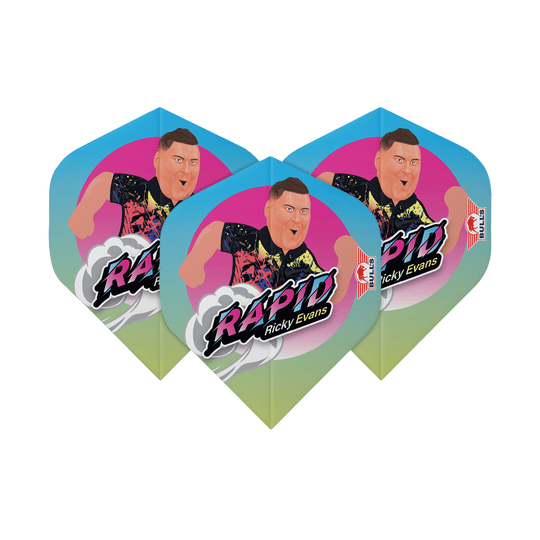 Bulls NL Player 100 Ricky Evans Cartoon No2 Vols standard Das Bild zeigt drei Dart-Flights mit einem bunten Cartoon-Bild von Ricky Evans und dem Schriftzug "Rapid Ricky Evans". Die Flights haben einen blauen, pinken und gelben Farbverlauf und das Bulls-Logo an der Seite.