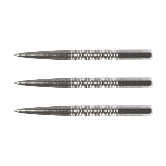 8371Silver_Winmau_Ringed_Silver_Effect_Steeldart_Spitzen_32mm_1 Das Bild zeigt drei silberne Winmau Steeldart-Spitzen mit Rillenmuster, jeweils 32 mm lang. Die Spitzen sind nebeneinander aufgereiht und haben ein glänzendes, metallisches Aussehen.