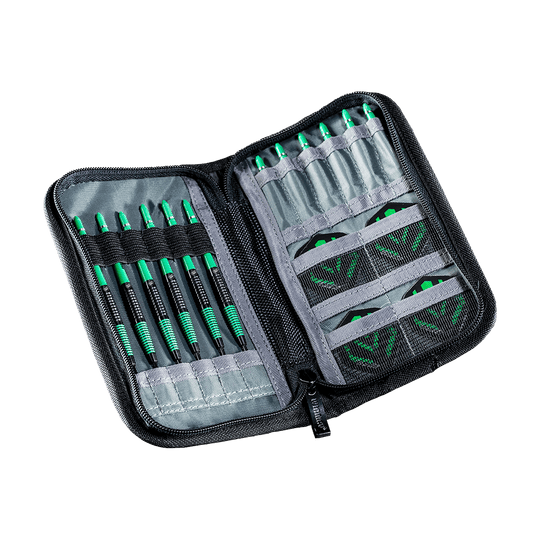 8324_Winmau_Urban-Slim_Dartcase_Schwarz_1 Das Bild zeigt das Winmau Urban Slim Dartcase in Schwarz, geöffnet mit mehreren Darts und Zubehör ordentlich einsortiert. Das Etui verfügt über verschiedene Fächer zur sicheren Aufbewahrung der Dartpfeile und Flights.