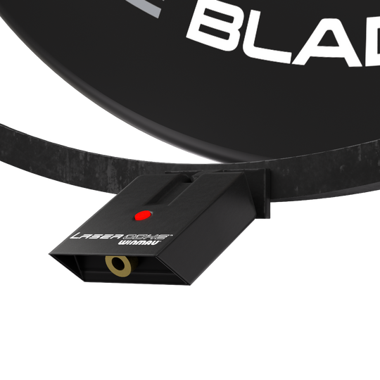 Ensemble d'accessoires plasma Winmau Das Bild zeigt das Winmau Plasma Zubehör Set, das an einem Dartboard befestigt ist. Sichtbar ist ein schwarzes Gerät mit der Aufschrift "Laser Oche Winmau" und einem roten Knopf.