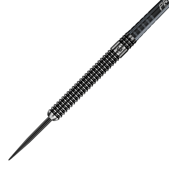 1083-24-Winmau-Blackout-Variante-1-Tungsten-Steeldarts-2 Auf dem Bild ist ein schwarzer Steeldartpfeil mit gerilltem Griff zu sehen. Die Dartspitze ist spitz und aus Metall gefertigt.