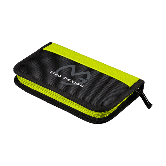 Das Bild zeigt das Winmau MvG Sport Edition Wallet. Es ist eine schwarze Tasche mit leuchtend gelben Akzenten und einem Reißverschluss.