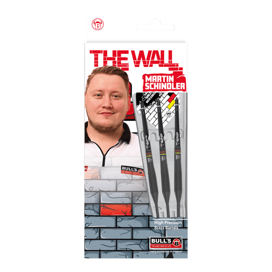 Taureaux Martin Schindler Le Mur Fléchettes en laiton noir Auf dem Bild ist die Verpackung der "Bulls Martin Schindler The Wall Black Brass Steeldarts" zu sehen. Auf der Vorderseite sind das Produkt, ein Porträt von Martin Schindler und das Markenlogo abgebildet.