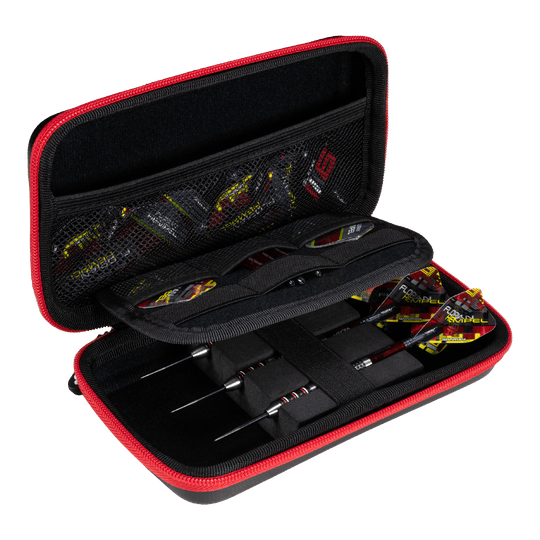 Étui à fléchettes Winmau Florian Hempel Tour Edition Das Bild zeigt das Winmau Florian Hempel Tour Edition Dartcase, das geöffnet und mit Darts sowie Zubehör bestückt ist. Die Darttasche hat einen schwarzen Innenraum mit Netzfächern und wird von einem roten Reißverschluss umrandet.