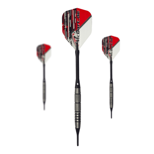 Fléchettes souples McDart 85 Tungstène V9 - 17,5 g Das Bild zeigt drei McDart 85er Tungsten V9 Softdarts mit einem Gewicht von 17,5g. Die Darts haben silberne Barrels und rot-weiße Flights mit dem Aufdruck "McDart.de".