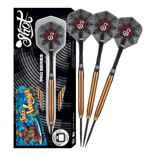 Fléchettes en acier Shot Pro Series Jake Womack - 23 g Das Bild zeigt das Produkt "Shot Pro Series Jake Womack Steeldarts - 23g". Drei Steeldarts mit schwarz-goldenem Griff und verzierten Flights sind neben der Verpackung zu sehen.