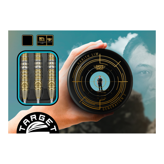 Fléchettes en acier Target Japan Hot Shot GEN2 - 23 g Das Bild zeigt das Produkt "Target Japan Hot Shot GEN2 Steeldarts - 23g" in einer ansprechenden Verpackung. Links sind die drei gold-silbernen Steeldarts zu sehen, rechts die runde Verpackungsbox mit Design und Zielscheibenmotiv.