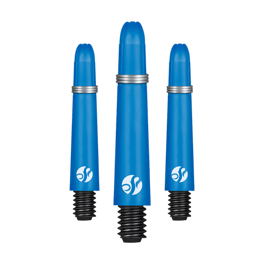 Tiges en carbone Shot Koi - Bleues Auf dem Bild sind drei blaue Dartschäfte mit silbernem Ring und schwarzem Schraubgewinde zu sehen. Sie stehen nebeneinander und haben das gleiche Logo aufgedruckt.