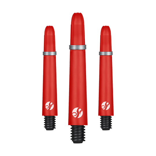 Tiges en carbone Shot Koi - Rouge Auf dem Bild sind drei rote Dartschäfte in unterschiedlichen Längen zu sehen. Sie haben silberne Ringe und ein weißes Logo am unteren Ende.