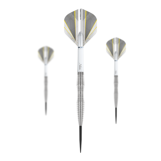 Dragon Rouge Seren 3 Pure Steeldarts Das Bild zeigt drei Red Dragon Seren 3 Pure Steeldarts. Die Darts haben silberne Spitzen und silbergraue Flights mit gelben Akzenten.