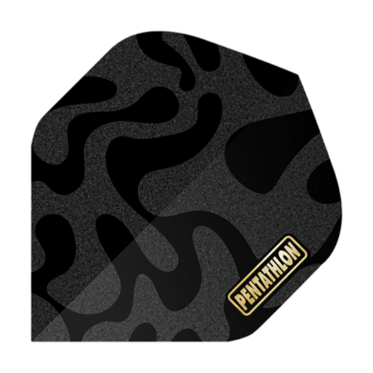 Vols de pentathlon RT Camo Das Bild zeigt einen Dart Flight mit einem schwarzen Camouflage-Muster. In der Ecke befindet sich das gelbe Logo „Pentathlon“.