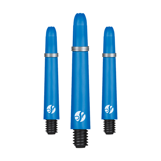 Tiges en carbone Shot Koi - Bleues Auf dem Bild sind drei blaue Dartschäfte in unterschiedlicher Länge zu sehen. Sie bestehen aus Carbon und haben schwarze Gewinde sowie silberne Ringe.
