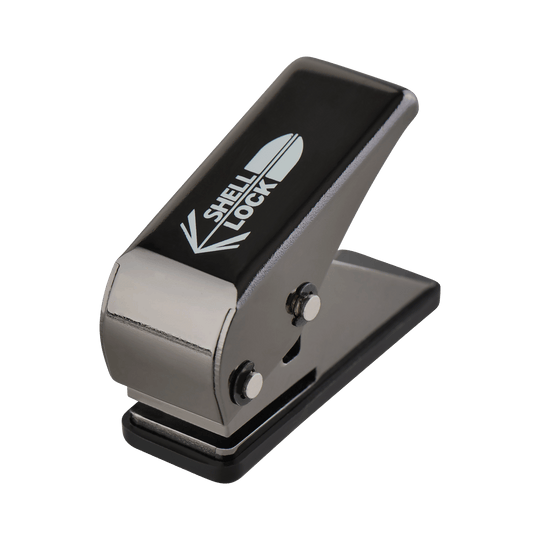 Poinçon de verrouillage de coque One80 style L Poinçon de vol Das Bild zeigt einen schwarzen L-Style One80 Shell Lock Punch Flightlocher. Er wird verwendet, um kleine Löcher in Dart-Flights zu stanzen.