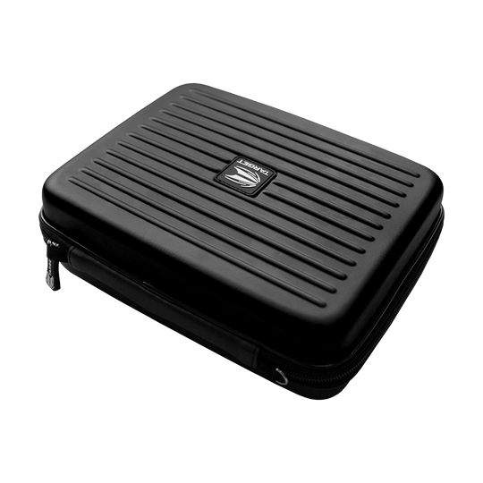 125860_Target_Takoma_Home_Dartwallet_Schwarz_2 Das Bild zeigt ein schwarzes Dart-Etui mit Reißverschluss namens "Target Takoma Home Dartwallet". Es hat ein geriffeltes Design und ein Logo in der Mitte.