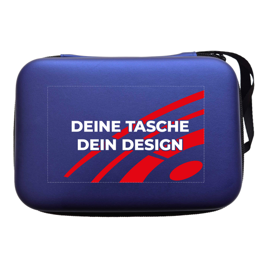 Étui pour fléchettes System-4 personnalisé avec votre design Hier ist ein McDart System4 Dartcase in Blau Metallic zu sehen. Das Etui liegt geöffnet auf einer glänzenden Oberfläche.