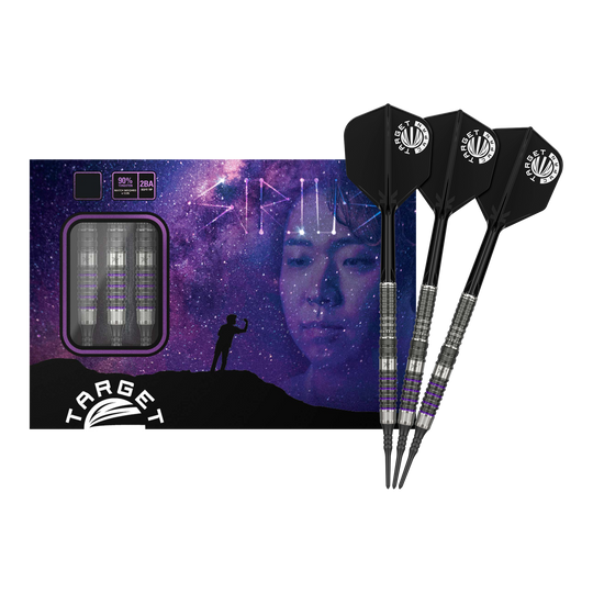 Fléchettes souples Target Japan Prime Series Yuta Hayashi Sirius GEN3 MAX - 21,5 g Das Bild zeigt die "Target Japan Prime Series Yuta Hayashi Sirius GEN3 MAX Softdarts - 21,5g" vor einer Verpackung mit einem Weltraum-Motiv. Drei Darts sind neben der Box zu sehen, die schwarze Flights und ein silber-lila Design haben.