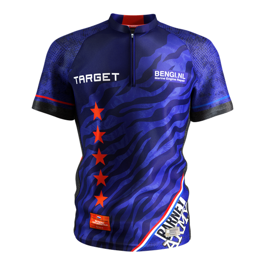Chemise de fléchettes Target Coolplay Raymond Van Barneveld 2025 Das Bild zeigt das Produkt "Target Coolplay Raymond Van Barneveld 2025 Dartshirt". Das Dartshirt ist hauptsächlich blau mit roten Sternen und weißen Schriftzügen.
