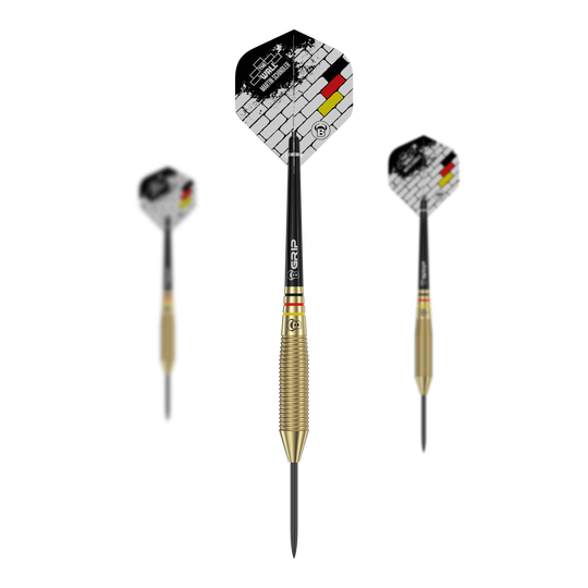 Taureaux Martin Schindler Le Mur Laiton Steeldarts Das Bild zeigt drei Steeldarts mit goldfarbenem Griff und schwarzen Spitzen aus der Serie "Bulls Martin Schindler The Wall Brass Steeldarts". Die Flights haben ein Ziegelstein-Design mit den Farben der deutschen Flagge.