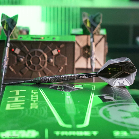 Fléchettes en acier Target Star Wars Tie Fighter Swiss Point Target Star Wars Tie Fighter Swiss Point Steeldarts wird abgebildet. Das Produkt ist eine spezielle Steeldart-Edition mit Star Wars Design.