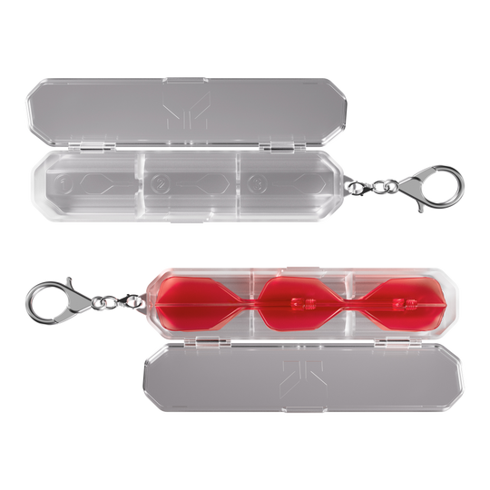 Coffret de vol Target K-Flex K-Case Das Bild zeigt das Produkt "Target K-Flex K-Case Flightbox", eine transparente Box mit Deckel und Karabinerhaken. In der unteren Box sind rote Dartflights sicher aufbewahrt.