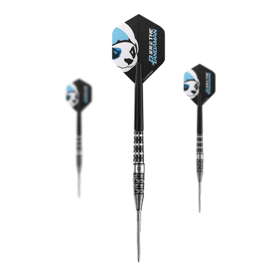 Das Bild zeigt drei Steeldarts mit dem Namen "Caliburn Player The Pandaman Advanced Steeldarts - 23g". Die Flights der Darts sind schwarz mit einem Panda-Motiv und blauen Akzenten gestaltet.