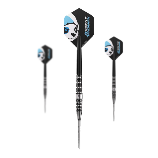 Caliburn Player The Pandaman Advanced Steeldarts - 23 g Das Bild zeigt drei Steeldarts mit dem Namen "Caliburn Player The Pandaman Advanced Steeldarts - 23g". Die Flights der Darts sind schwarz mit einem Panda-Motiv und blauen Akzenten gestaltet.