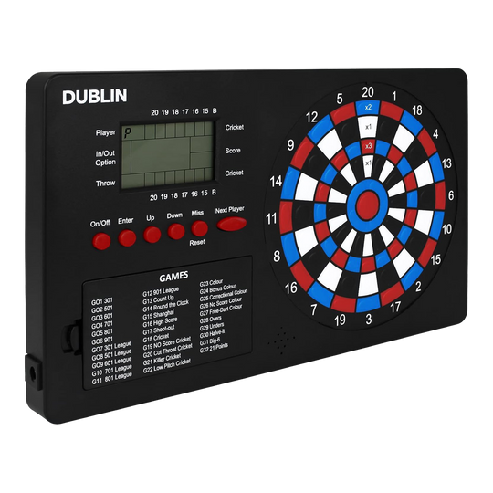 Compteur de fléchettes XQMax Dublin Das Bild zeigt den "XQMax Dublin Dart Counter", ein elektronisches Dartboard mit digitalem Display. Auf dem Gerät befinden sich zahlreiche Tasten zur Bedienung und eine Übersicht verschiedener Dartspiele.