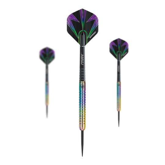 Fléchettes en acier Winmau Foxfire Urban Das Bild zeigt drei Winmau Foxfire Urban Steeldarts mit farbenfrohen Schäften und schwarzen Flights mit lila und grünen Mustern. Die Darts haben metallische Spitzen und ein modernes, auffälliges Design.