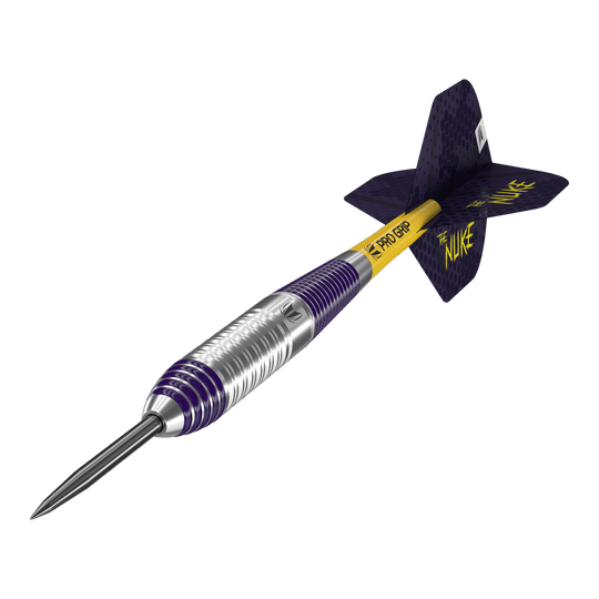 Fléchettes en acier Target Luke Littler en laiton - 22 g Das Bild zeigt einen Target Luke Littler Brass Steeldart mit einem Gewicht von 22g. Der Dartpfeil hat ein silber-violettes Barrel, einen gelben Schaft mit der Aufschrift "PRO GRIP" und violette Flights mit der Aufschrift "THE NUKE".