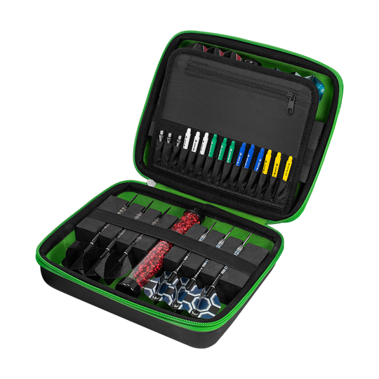 Die Abbildung zeigt ein geöffnetes Dart-Set in einer schwarzen Tasche mit grünem Rand. Im Inneren befinden sich mehrere Darts, Ersatzteile und Zubehör ordentlich sortiert.