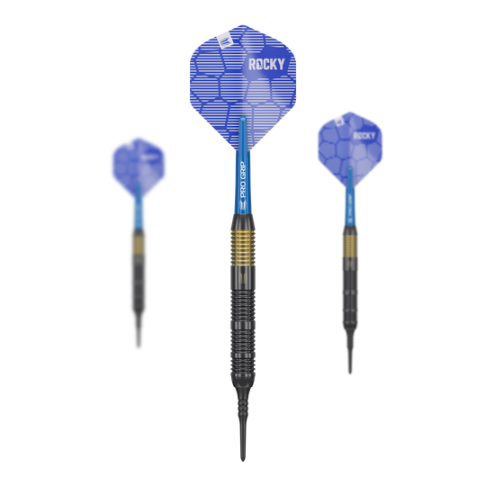 Fléchettes souples en laiton Target Josh Rock - 18 g Das Bild zeigt drei Softdarts des Modells "Target Josh Rock Brass Softdarts - 18g". Die Darts haben blaue Flights mit der Aufschrift "ROCKY" und einem schwarz-goldenen Barrel.