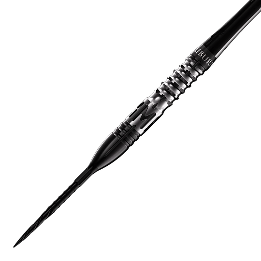 Das Bild zeigt einen Caliburn Player MAK Steeldart mit einem Gewicht von 23,5g. Der Dart ist schwarz-silber und hat ein modernes, geriffeltes Griffdesign.