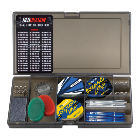 Pack d'accessoires Red Dragon Luke Humphries Optima Das Bild zeigt das Red Dragon Luke Humphries Optima Zubehör Pack für Darts. In der Box befinden sich Flights, Shafts, Ringe, Schleifsteine, ein Checkout-Tabelle und weiteres Dartzubehör.