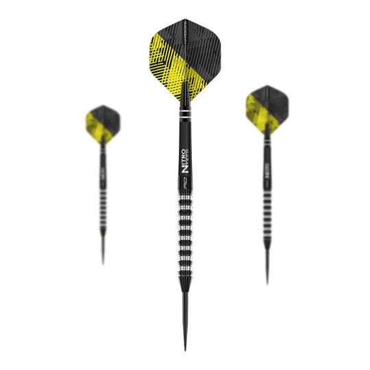 Fléchettes en acier Red Dragon Razor Edge Elite Auf dem Bild sind drei Steeldarts mit schwarzen und silbernen Griffen zu sehen. Die Flights haben ein schwarz-gelbes Muster.