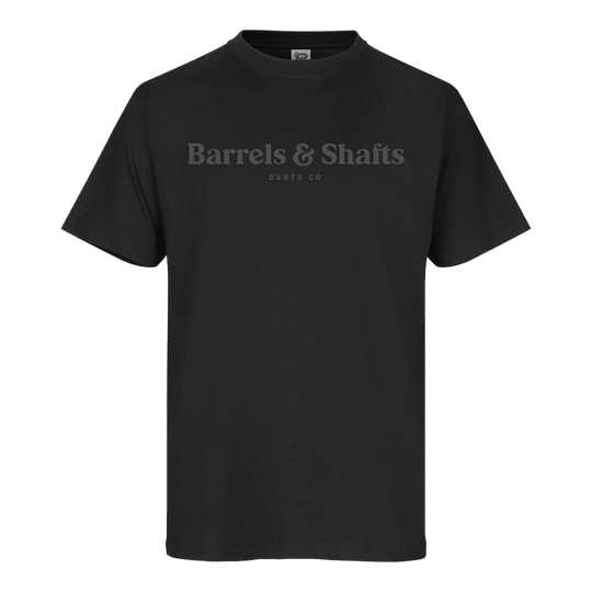 T-Shirt Barils et Arbres - Noir Das Bild zeigt ein schwarzes T-Shirt mit dem Aufdruck "Barrels & Shafts" auf der Vorderseite. Unter dem Schriftzug steht in kleinerer Schrift "DARTS CO".